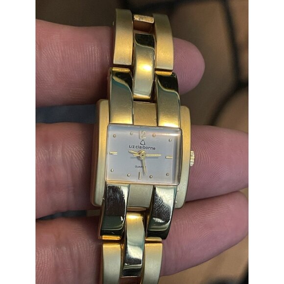 WOMEN'S LIZ CLAIBORNE ANALOG‎ FASHION WATCH GOLD TONE BAND (needs Battery) - Picture 1 of 7